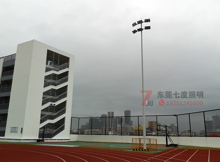 学校操场15米6x400W麻豆视频传媒下载现场实例图片