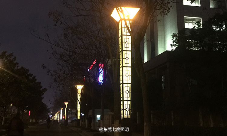 4米高倒方锥体园林麻豆最新网址柱街道安装亮灯效果